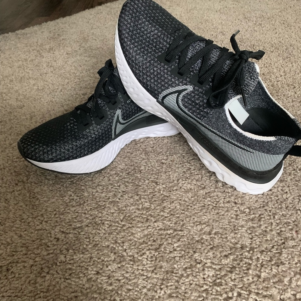 Women’s Nike tennis shoes size 9 - Picture 2 of 5